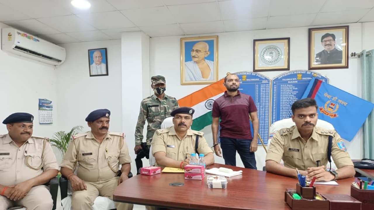 कुणाल सिंह हत्याकांड: पलामू के गैंगस्टर डब्ल्यू सिंह का छोटा भाई गौरव चढ़ा पुलिस के हत्थे, ऐसे खुला राज कुणाल सिंह हत्याकांड: पलामू के गैंगस्टर डब्ल्यू सिंह का छोटा भाई गौरव चढ़ा पुलिस के हत्थे, ऐसे खुला राज