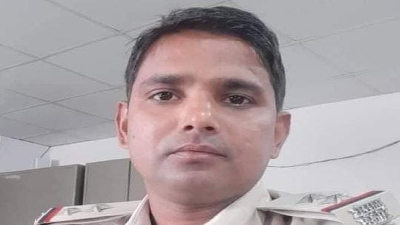 झारखंड के पलामू में दारोगा लालजी यादव ने किया सुसाइड, ग्रामीणों ने विरोध में किया सड़क जाम झारखंड के पलामू में दारोगा लालजी यादव ने किया सुसाइड, ग्रामीणों ने विरोध में किया सड़क जाम
