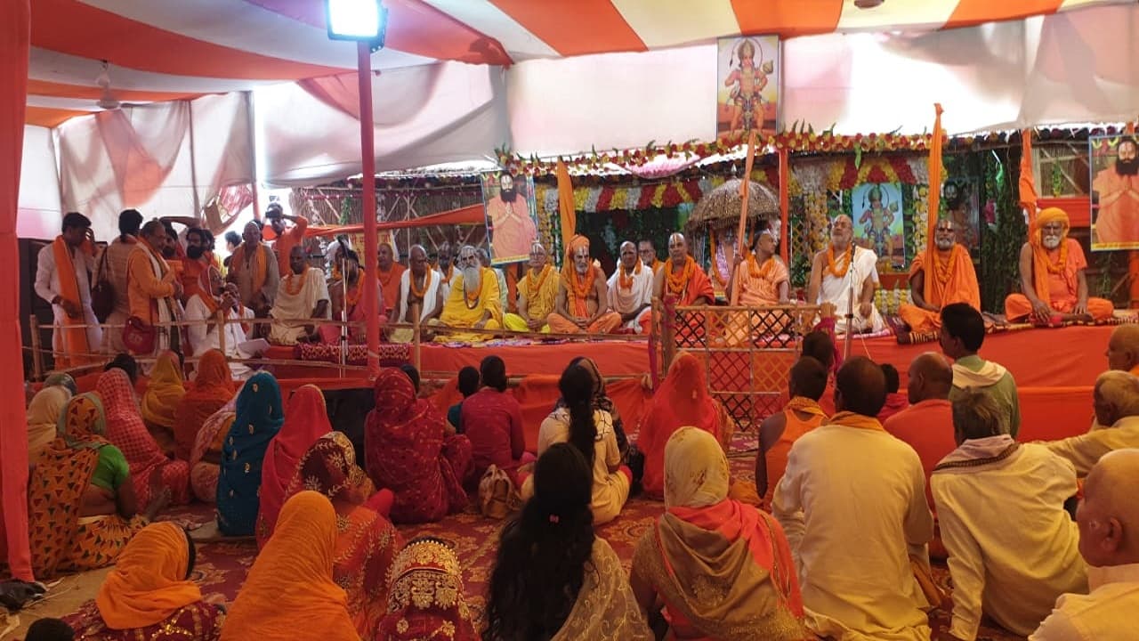 बराही धाम गांव : जमीन से निकली मां दुर्गा की मूर्ति, हेलिकॉप्टर से पुष्पवर्षा के साथ महायज्ञ संपन्न