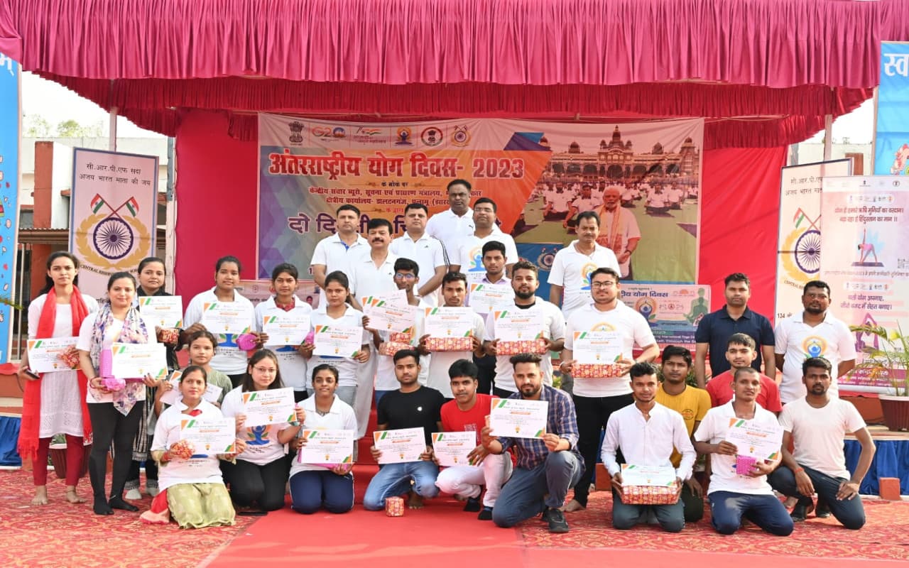 झारखंड : पलामू के CRPF कैंपस में सैकड़ों लोगों ने किया योग, चित्र प्रदर्शनी रहा मुख्य आकर्षण का केंद्र