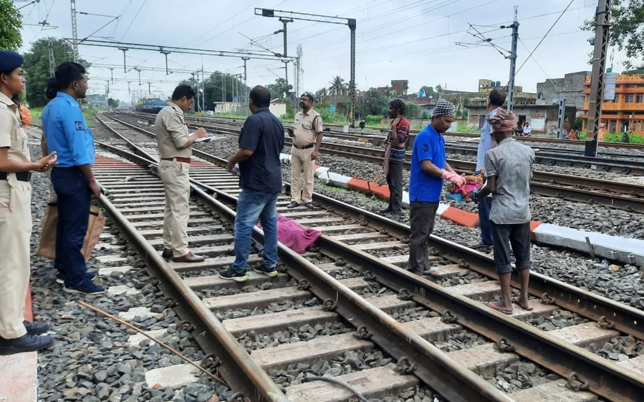 West Bengal News: पारिवारिक अशांति के बाद 2 बेटों के साथ महिला ने रेल लाइन पर कूदकर दे दी जान