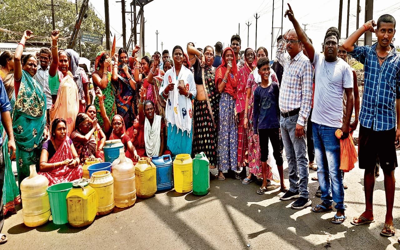 जलसंकट से त्रस्त लोगों का टूटा सब्र का बांध, डेकची-बाल्टी लेकर धनबाद-रांची मुख्य मार्ग को किया जाम