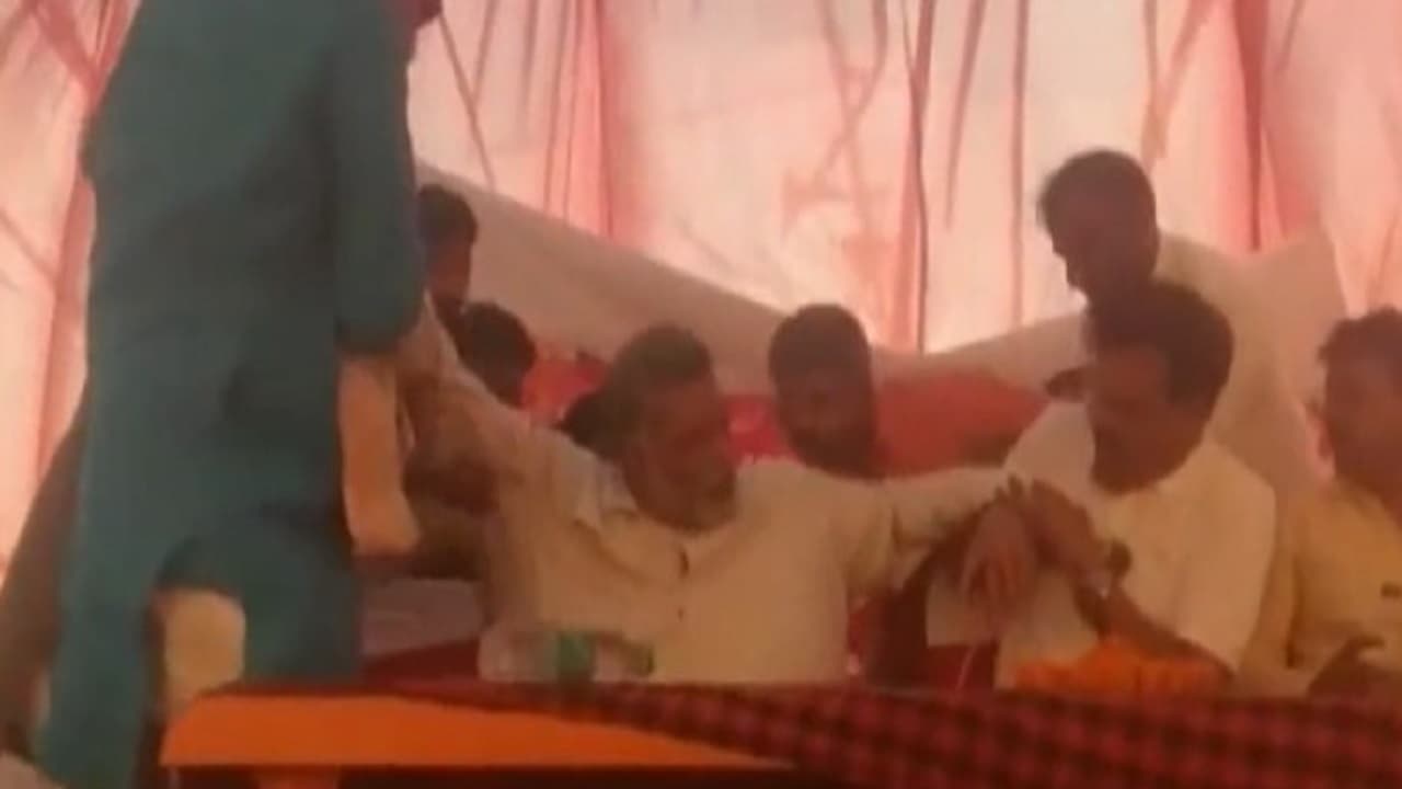 बिहार: मुजफ्फरपुर में मंच पर कुर्सी से गिरे पप्पू यादव, बोले- होता रहता है... देखें वीडियो