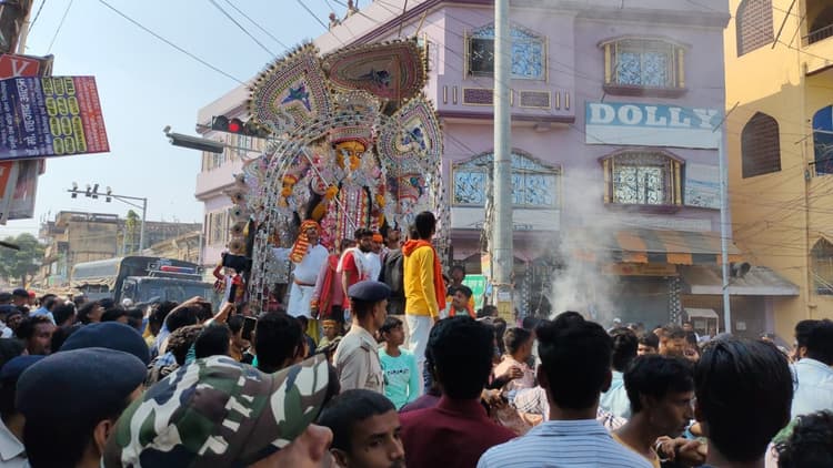 भागलपुर में विसर्जन शोभायात्रा की PHOTOS देखिए, सबसे आगे रहती हैं परबत्ती की दुर्गा महारानी