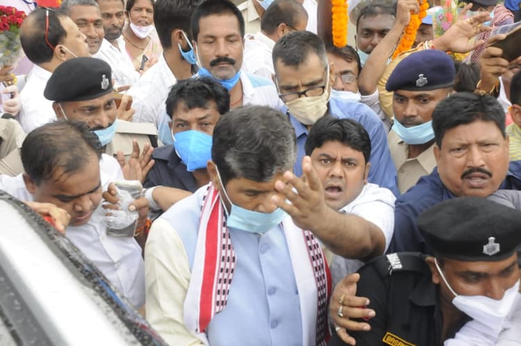 हाजीपुर में मुझ पर तेजाब फेंकवाया गया, केंद्रीय मंत्री पारस ने विरोधियों पर लगाया गंभीर आरोप, मांगी सुरक्षा