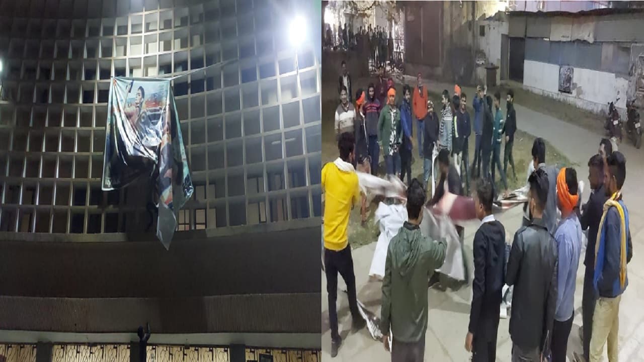 बिहार में पठान का विरोध: भागलपुर के सिनेमा हॉल में लगे पोस्टर को फाड़कर जलाया, हिंदुत्व पर प्रहार का आरोप