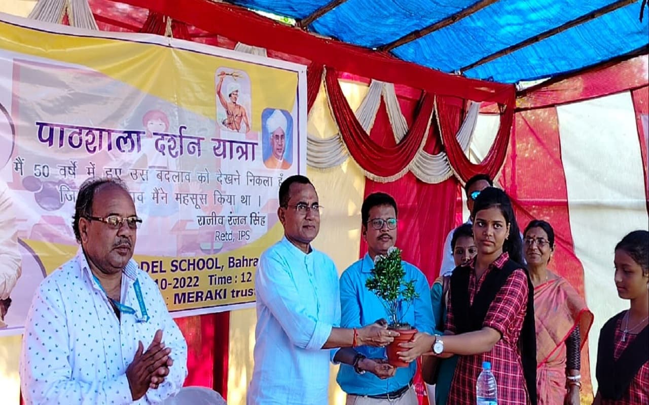 पाठशाला दर्शन यात्रा कार्यक्रम में बच्चों को करियर टिप्स, क्या बोले कोल्हान के पूर्व DIG राजीव रंजन सिंह