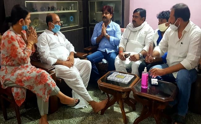 सुशांत सिंह राजपूत के परिजनों से मिले भोजपुरी सिने स्टार पवन सिंह, बोले- बिहार के लाल को मिले न्याय