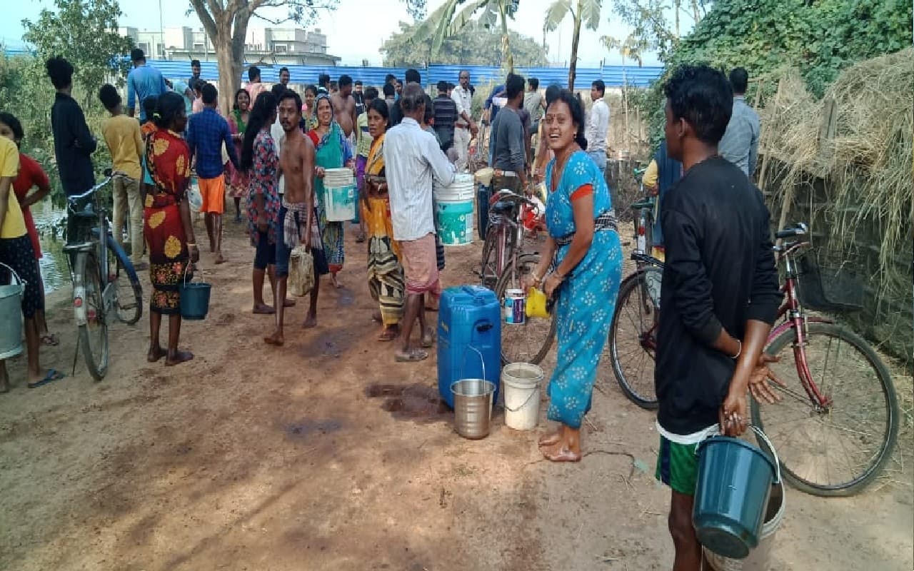 बंगाल : इंडियन ऑयल का डीजल पाइपलाइन फटा, लूटने उमड़े लोग