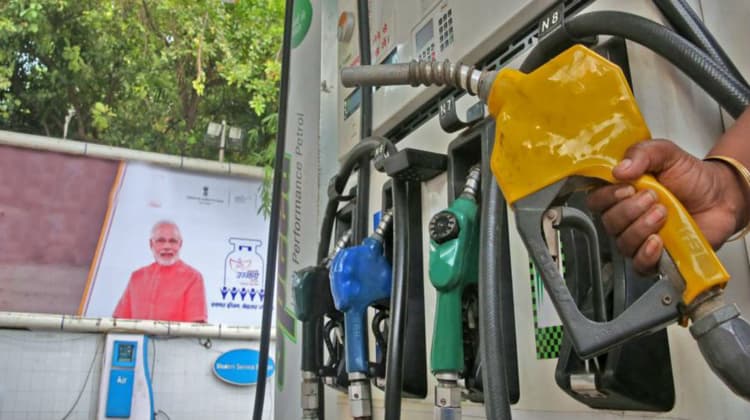 पेट्रोल-डीजल के उत्पाद शुल्क पर कभी भी 8 रुपये की वृद्धि कर सकती है सरकार, कांग्रेस ने लगाये आरोप