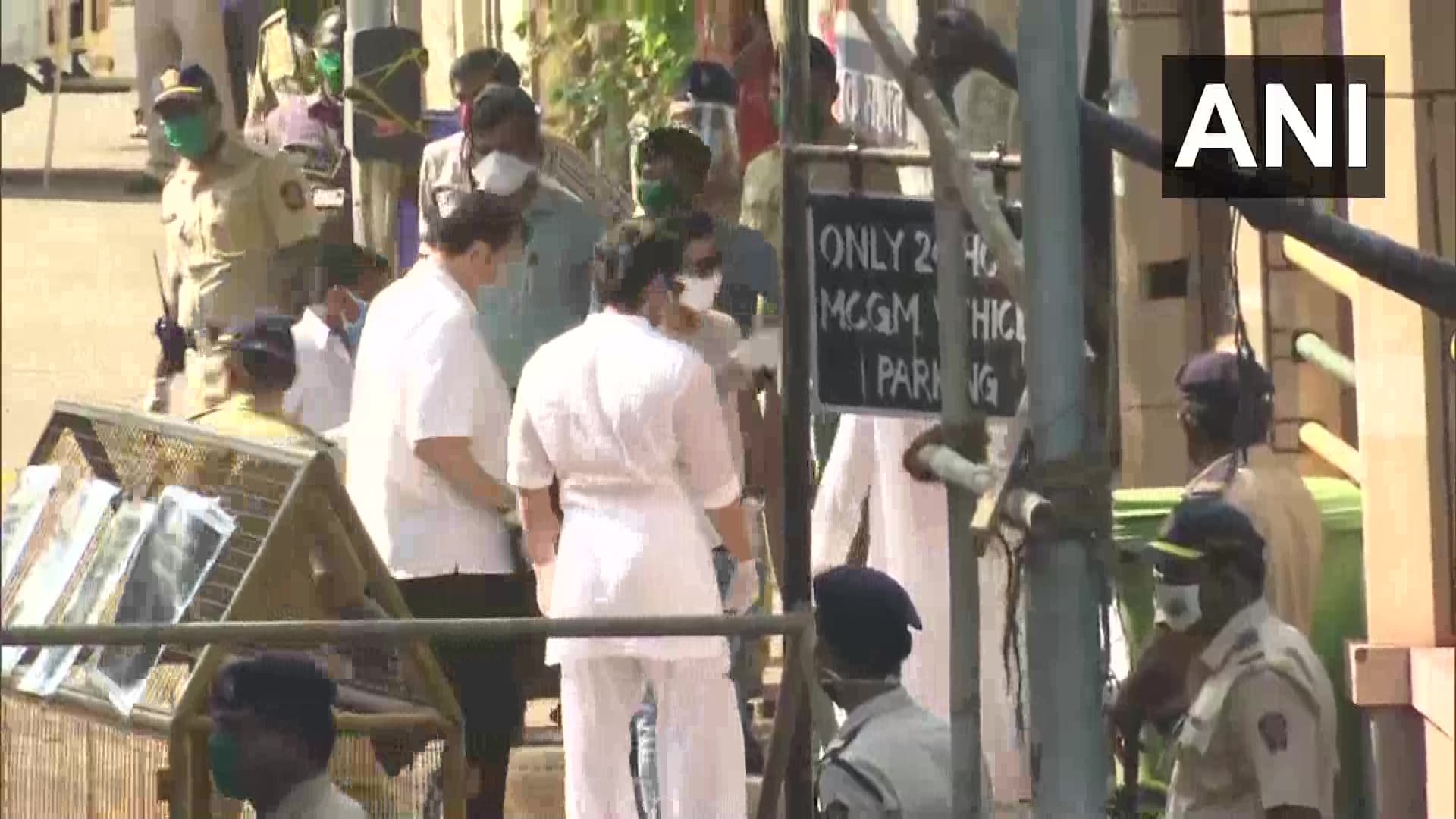 वो 20 करीबी कौन थे जो Rishi Kapoor की अंतिम यात्रा में शामिल हुए थे?