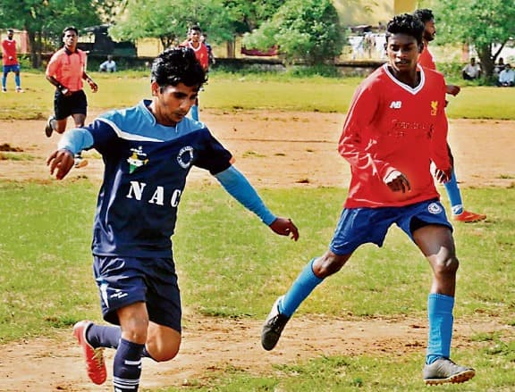 झारखंड का खस्सी टूर्नामेंट: गांवों के मैदान पर खेलते हैं विदेशी खिलाड़ी, फुटबॉल के लिए दिखती है गजब की दीवानगी