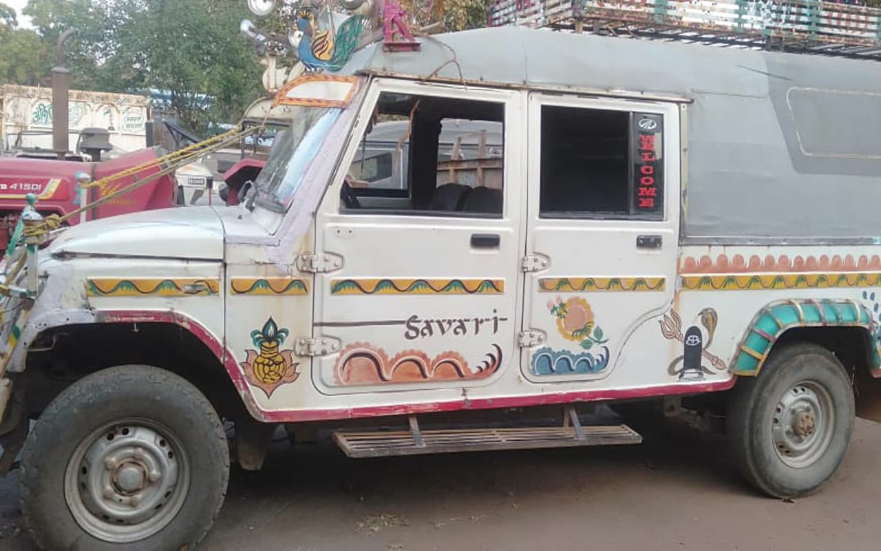 लोहरदगा में पिकअप वैन ने बारातियों को रौंदा, एक व्यक्ति की मौत, आधा दर्जन घायल, 4 को किया रिम्स रेफर