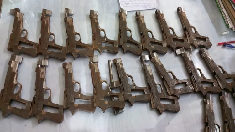 बिहार: मुंगेर से तस्करी कर गोरखपुर जा रहा हथियारों का जखीरा, 21 अर्द्धनिर्मित पिस्टल के साथ दो गिरफ्तार