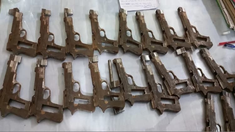 PHOTOS: बिहार में मिनी गन फैक्ट्री की तस्वीरें, चोरी-छिपे तैयार हो रहा था हथियारों का जखीरा...