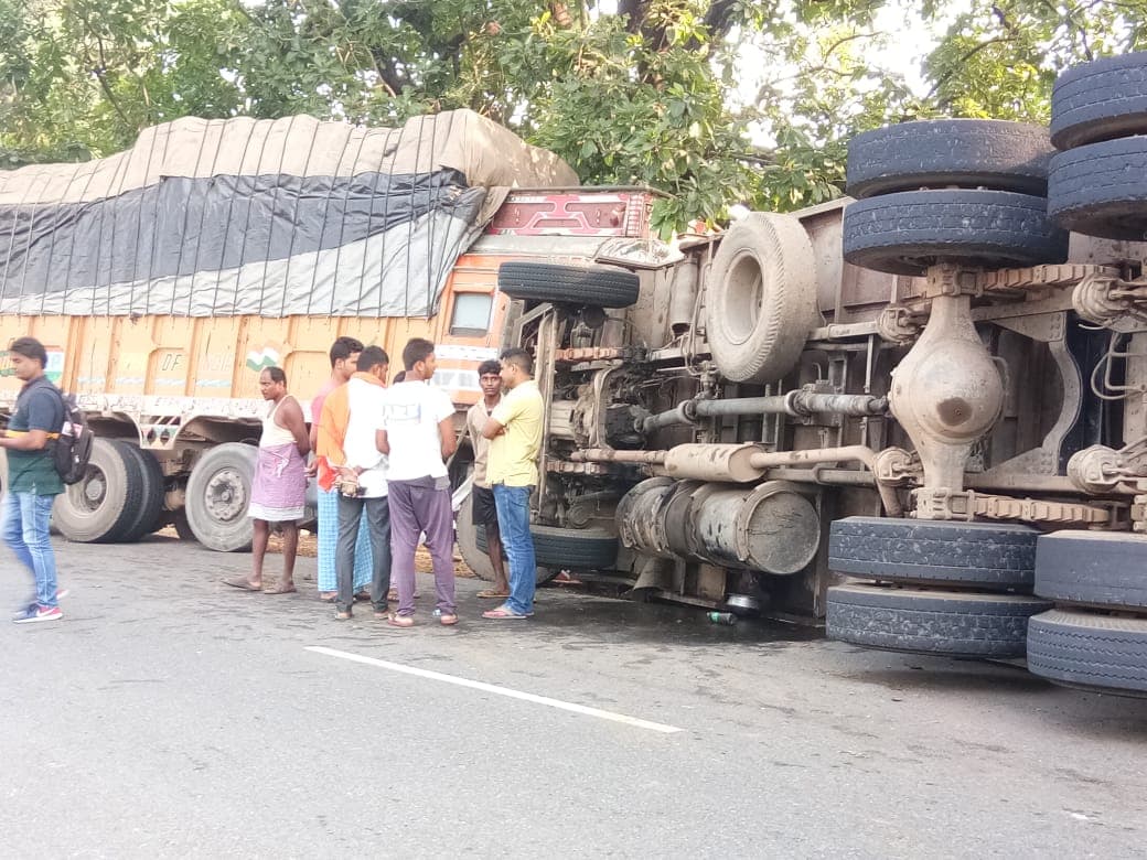 कंटेनर व ट्रक में भीषण टक्कर, एक दर्जन भैसों की मौत, एक युवक का शव बरामद
