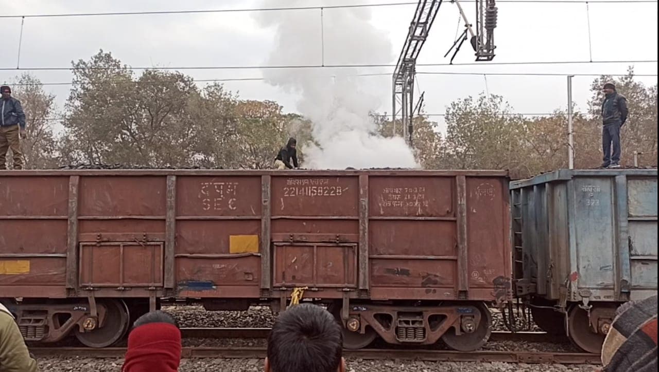 Train News : झारखंड के देवघर में टला बड़ा हादसा, मालगाड़ी की कपलिंग टूटी, दो हिस्सों में बंटी ट्रेन Train News : झारखंड के देवघर में टला बड़ा हादसा, मालगाड़ी की कपलिंग टूटी, दो हिस्सों में बंटी ट्रेन
