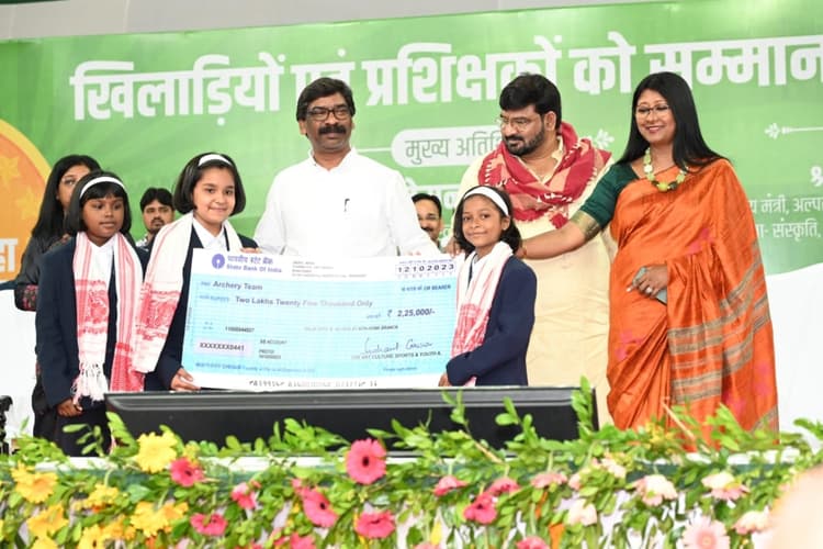 PHOTOS: सीएम हेमंत सोरेन ने झारखंड के खिलाड़ियों व प्रशिक्षकों को किया पुरस्कृत, ऐसे बढ़ाया हौसला