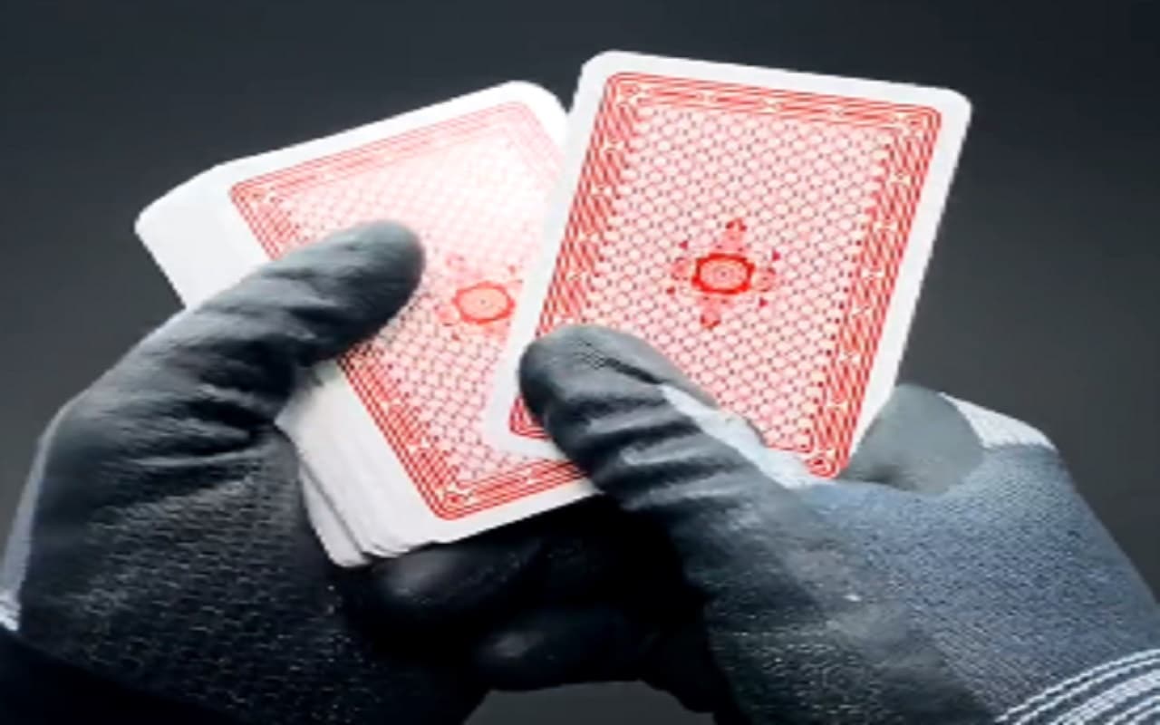 चीनी शख्स ने ताश के पत्तों से बना डाला 50 मंजिला मकान, गिनीज वर्ल्ड रिकॉर्ड में नाम दर्ज