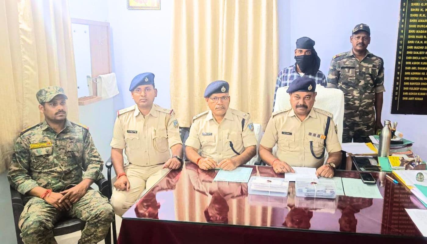 Jharkhand News: पीएलएफआई का एरिया कमांडर राटा उर्फ रोहित तोपनो रनिया से गिरफ्तार Jharkhand News: पीएलएफआई का एरिया कमांडर राटा उर्फ रोहित तोपनो रनिया से गिरफ्तार