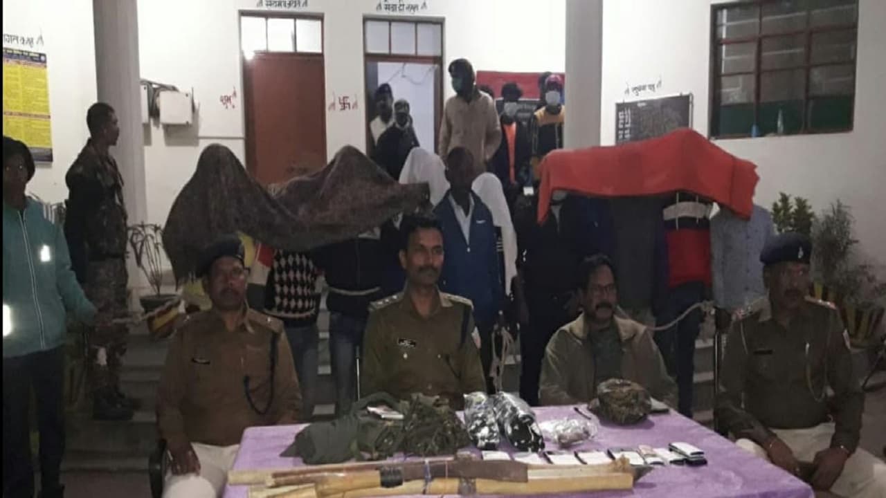 Jharkhand News: PLFI का एरिया कमांडर समेत 13 नक्सली गिरफ्तार, लूट की रकम से हथियार खरीदने की थी तैयारी
