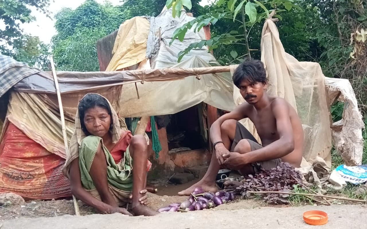 EXCLUSIVE: झारखंड में आदिम जनजाति की दुर्दशा: बेटे-बहू के साथ शौचालय में रहने को मजबूर गुरुवारी सबर