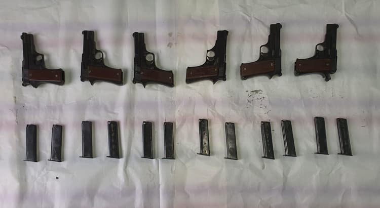 मुंगेर में हथियार तस्करी का बड़ा खुलासा, 13 पिस्टल और 100 जिंदा कारतूस के साथ दो तस्कर गिरफ्तार