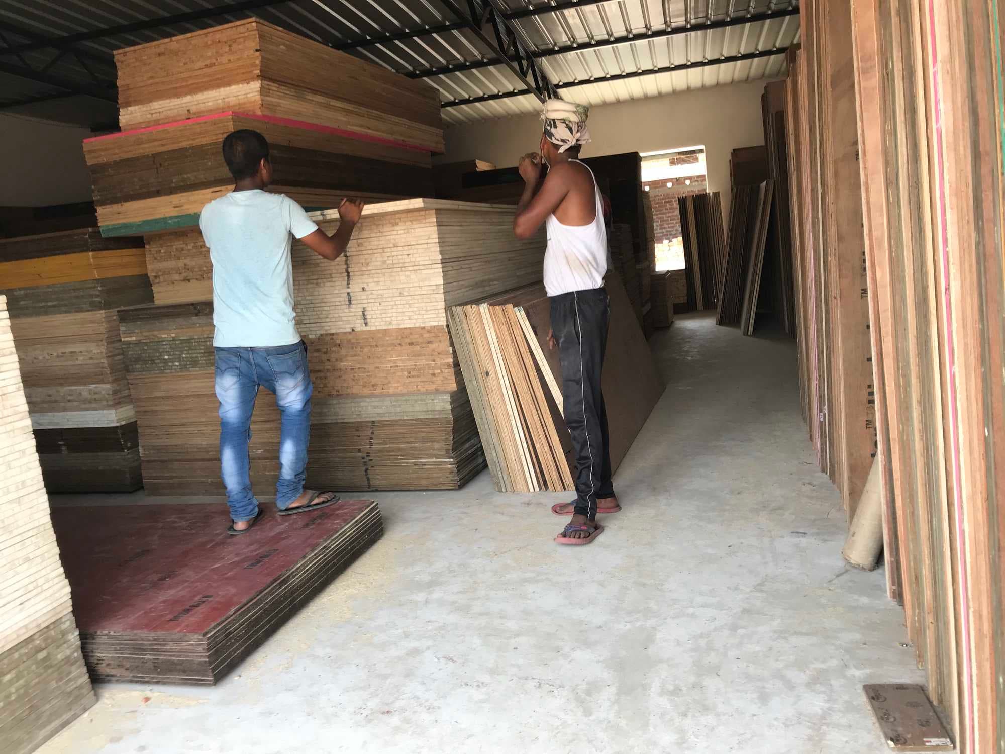 प्लाइवुड, टाइल्स सहित बिजली उपकरण की दुकानें खुली, ग्राहक कम पहुंचे