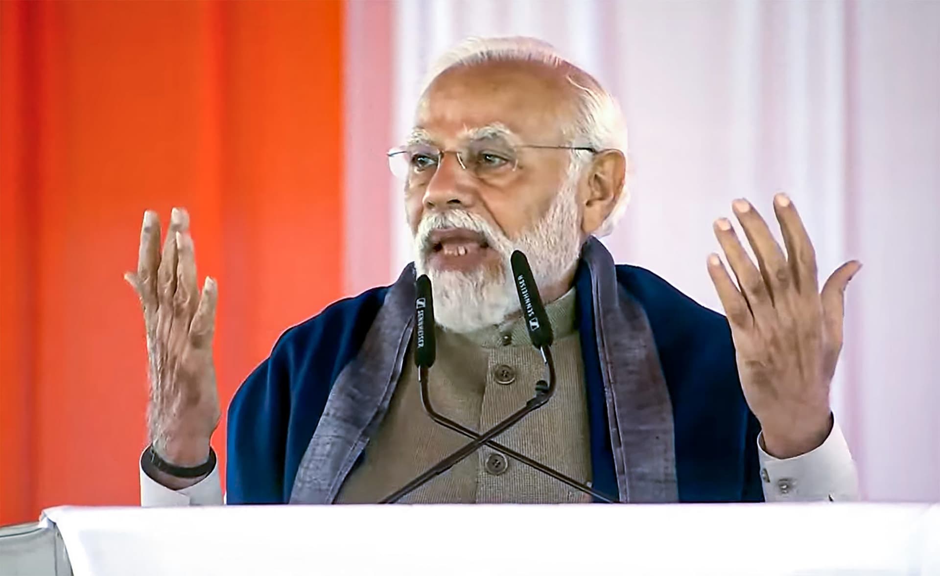 PM Modi in Ayodhya: рдЕрдпреЛрдзреНрдпрд╛ рджреМрд░реЗ рдХреЗ рджреМрд░рд╛рди рдЙрдЬреНрдЬреНрд╡рд▓рд╛ рд▓рд╛рднрд╛рд░реНрдереА рдХреЗ рдШрд░ рдкрд╣реБрдВрдЪреЗ рдкреАрдПрдо рдореЛрджреА, рдЪрд╛рдп рдкреА