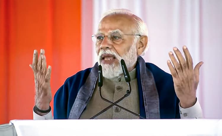 PM Modi in Ayodhya: अयोध्या दौरे के दौरान उज्ज्वला लाभार्थी के घर पहुंचे पीएम मोदी, चाय पी