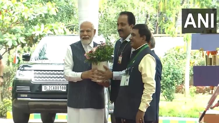 ISRO के वैज्ञानिकों से मिलकर भावुक हुए पीएम मोदी, कहा- 'जय जवान, जय अनुसंधान'