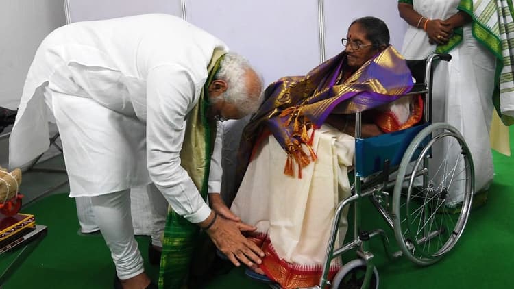 PM Modi In Andhra Pradesh: व्हील चेयर पर बैठीं किस महिला के चरणों में नत मस्तक हुए प्रधानमंत्री मोदी