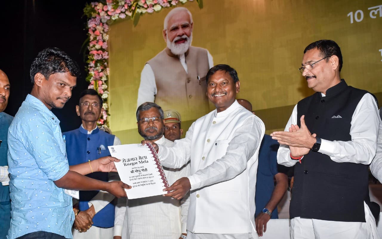 PM Modi Rozgar Mela: नरेंद्र मोदी सरकार ने झारखंड के 272 युवाओं को सौंपा नियुक्ति पत्र PM Modi Rozgar Mela: नरेंद्र मोदी सरकार ने झारखंड के 272 युवाओं को सौंपा नियुक्ति पत्र