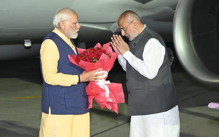PHOTOS: झारखंड पहुंचे पीएम नरेंद्र मोदी, रांची में हुई पुष्पवर्षा, बोले- आशीर्वाद से अभिभूत हूं