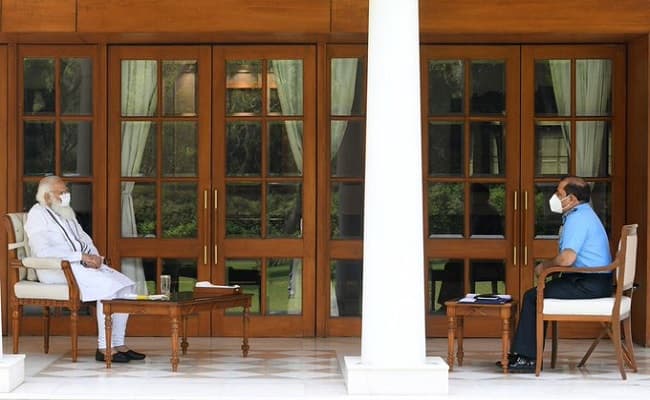 पीएम मोदी से मिले एयर चीफ मार्शल, कोरोना महामारी से निपटने में मदद के लिए वायुसेना के प्रयासों के बारे में दी जानकारी