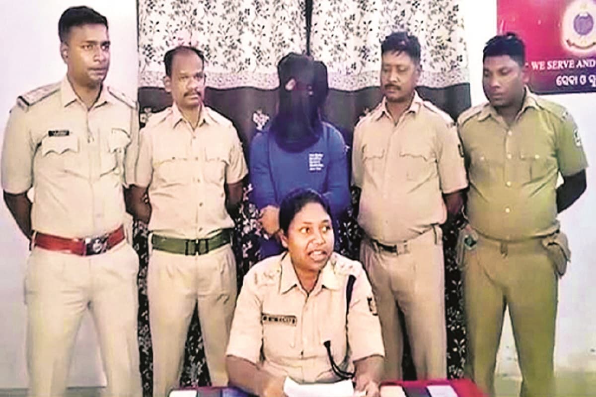 Odisha: पुलिस अधिकारी बन लोगों से करता था लूटपाट, गिरफ्तार