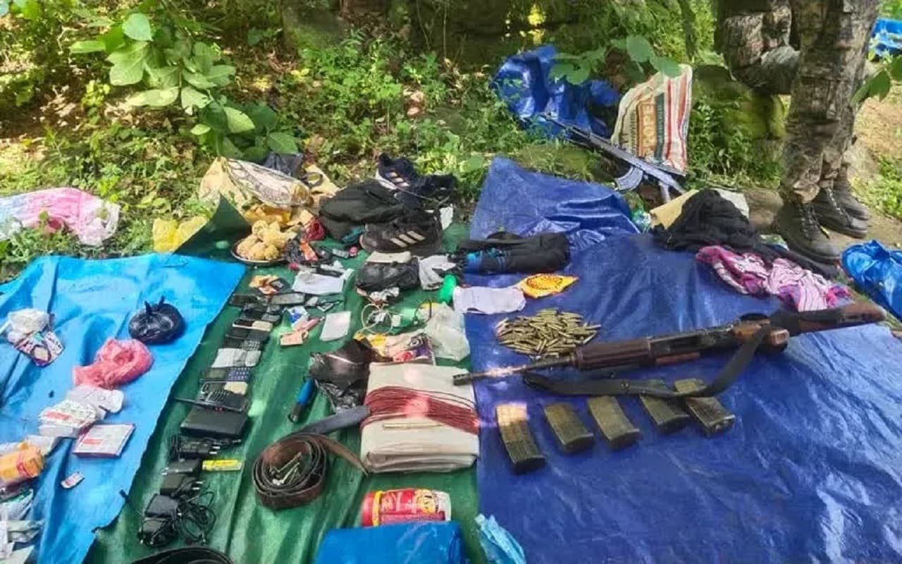 Jharkhand Naxal News: झारखंड के चतरा में पुलिस-नक्सली मुठभेड़, हथियार व सामान बरामद, एसपी ने की ये अपील