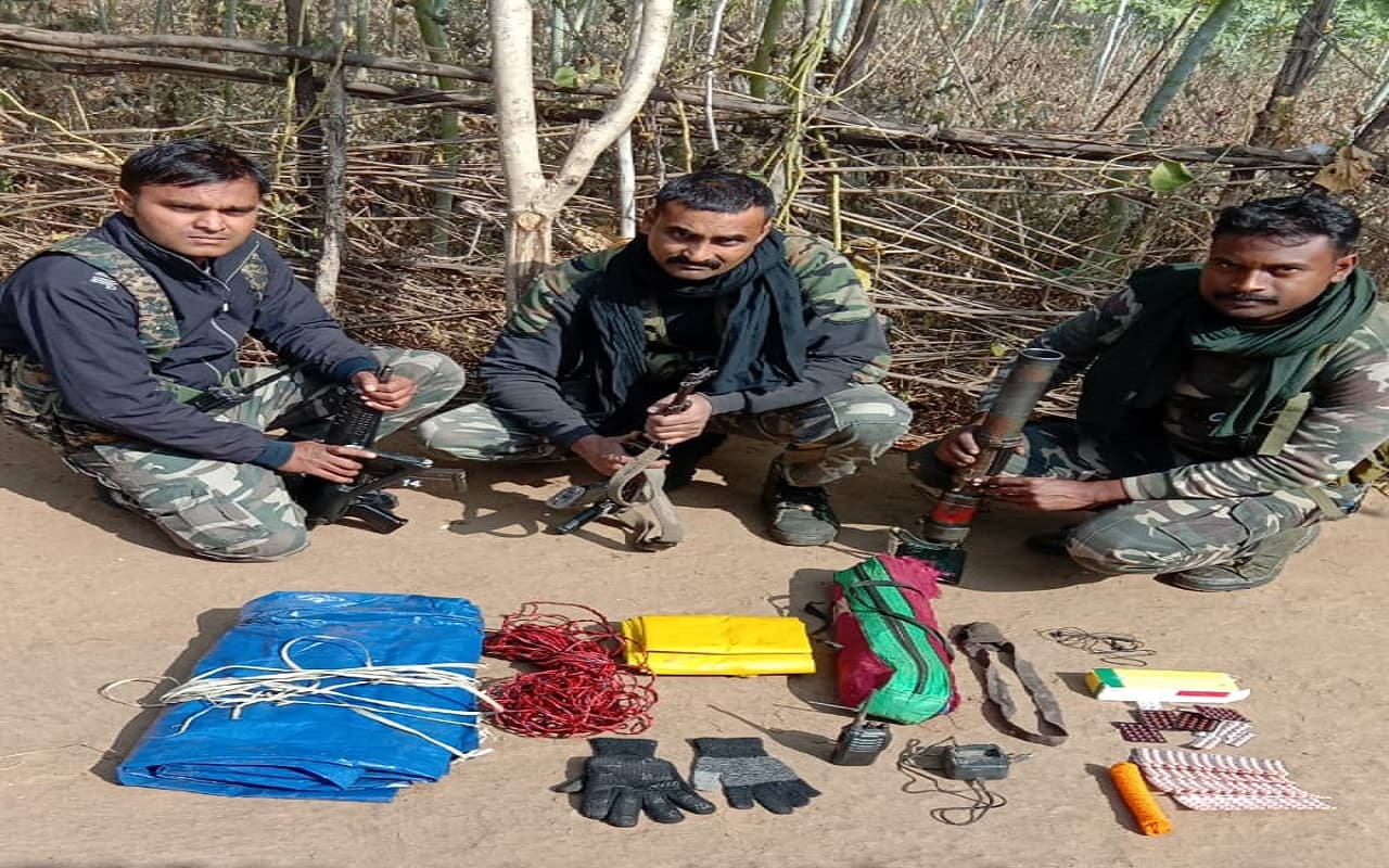 Police Naxal Encounter: झारखंड के चतरा में पुलिस व टीएसपीसी उग्रवादियों के बीच मुठभेड़, कई सामान बरामद