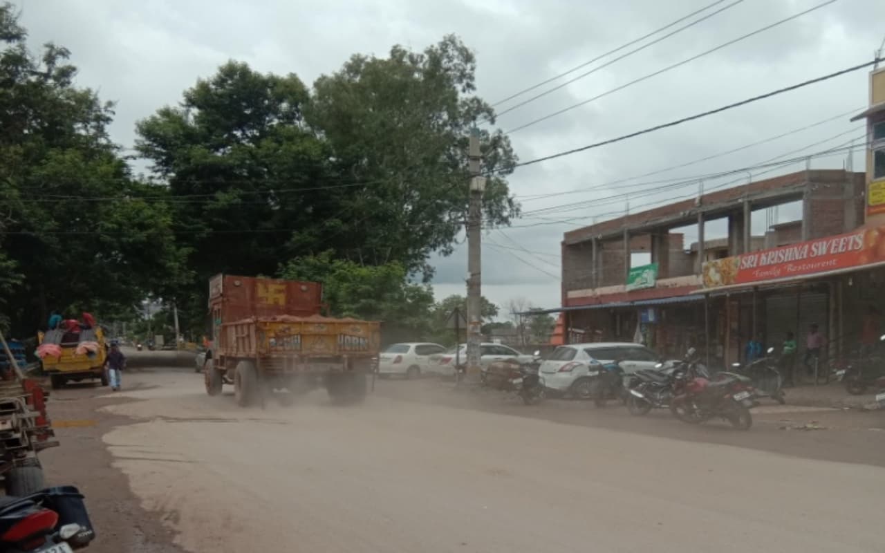 लोहरदगा में बीमारियों को न्योता दे रहा प्रदूषण, लोगों में बढ़ रहा है चिड़चिड़ापन, तनाव, अनिद्रा और मानसिक रोग