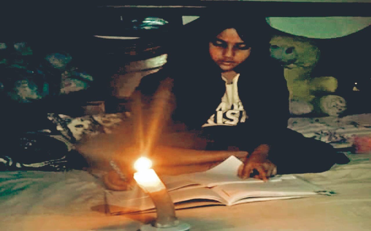 Power Crisis: धनबाद में 10 घंटे की अघोषित बिजली कटौती से लोग हलकान, कारोबार व खनन कार्य प्रभावित