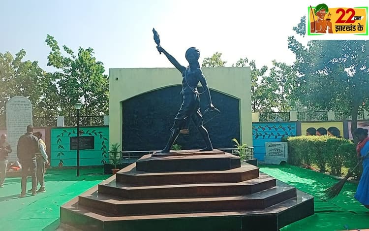 Jharkhand Foundation Day: कोकर के बिरसा मुंडा समाधि स्थल पर कैसी है तैयारी, देखें तस्वीरें