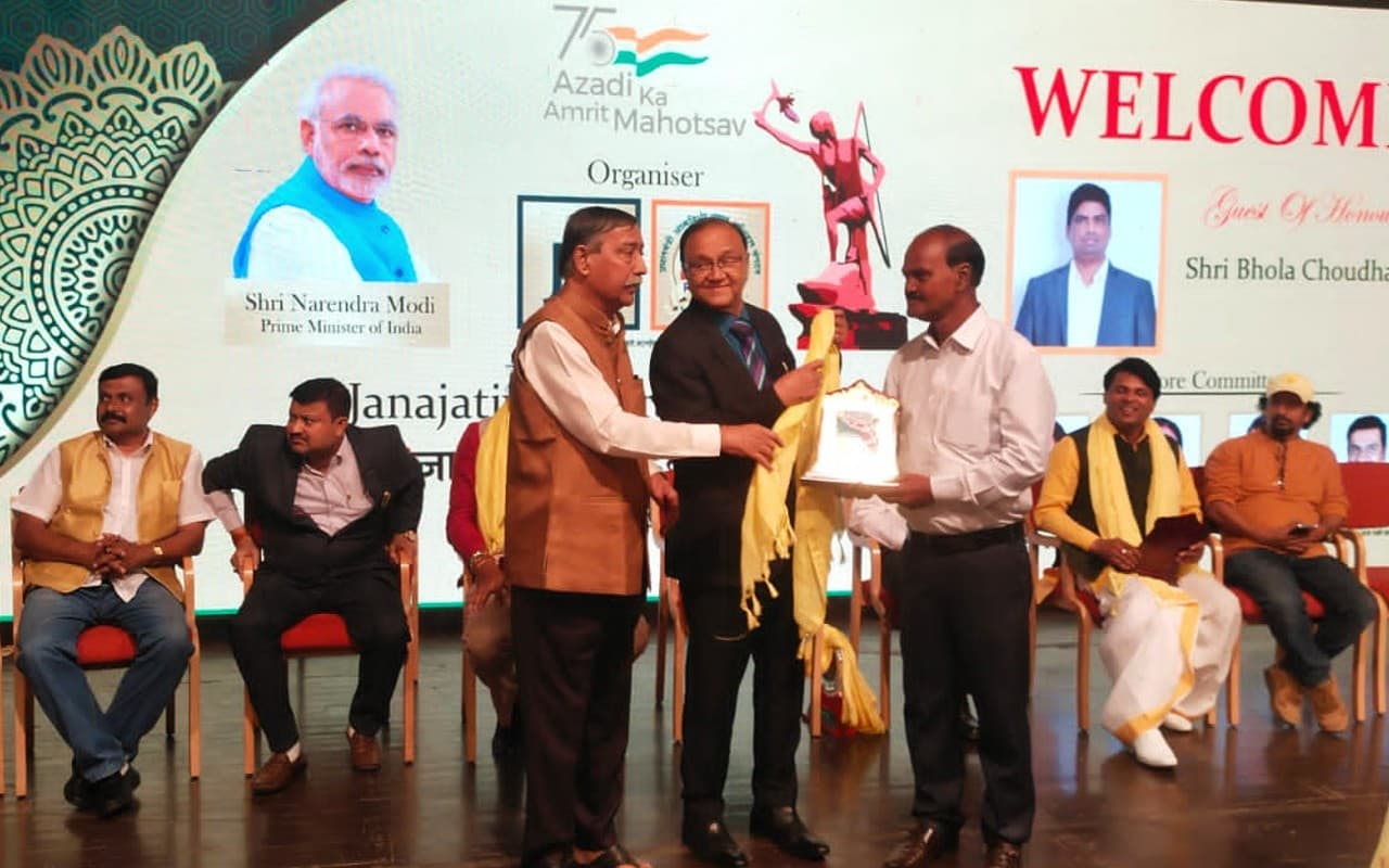 प्रभात खबर के पत्रकार नागेश्वर को मिला जनजातीय गौरव सम्मान