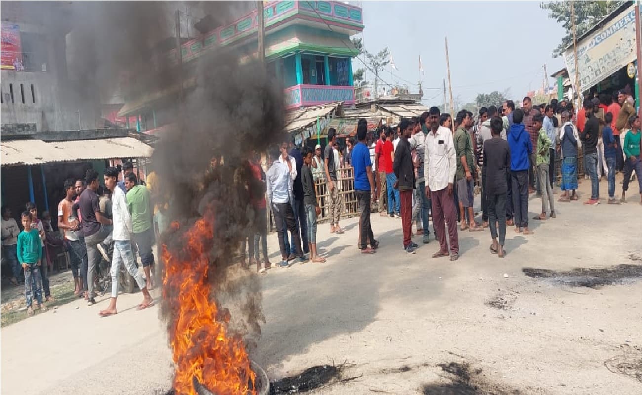 अररिया में बेखौफ अपराधियों ने खाद व्यवसायी को मारी गोली, ग्रामीणों ने टायर जलाकर किया प्रदर्शन