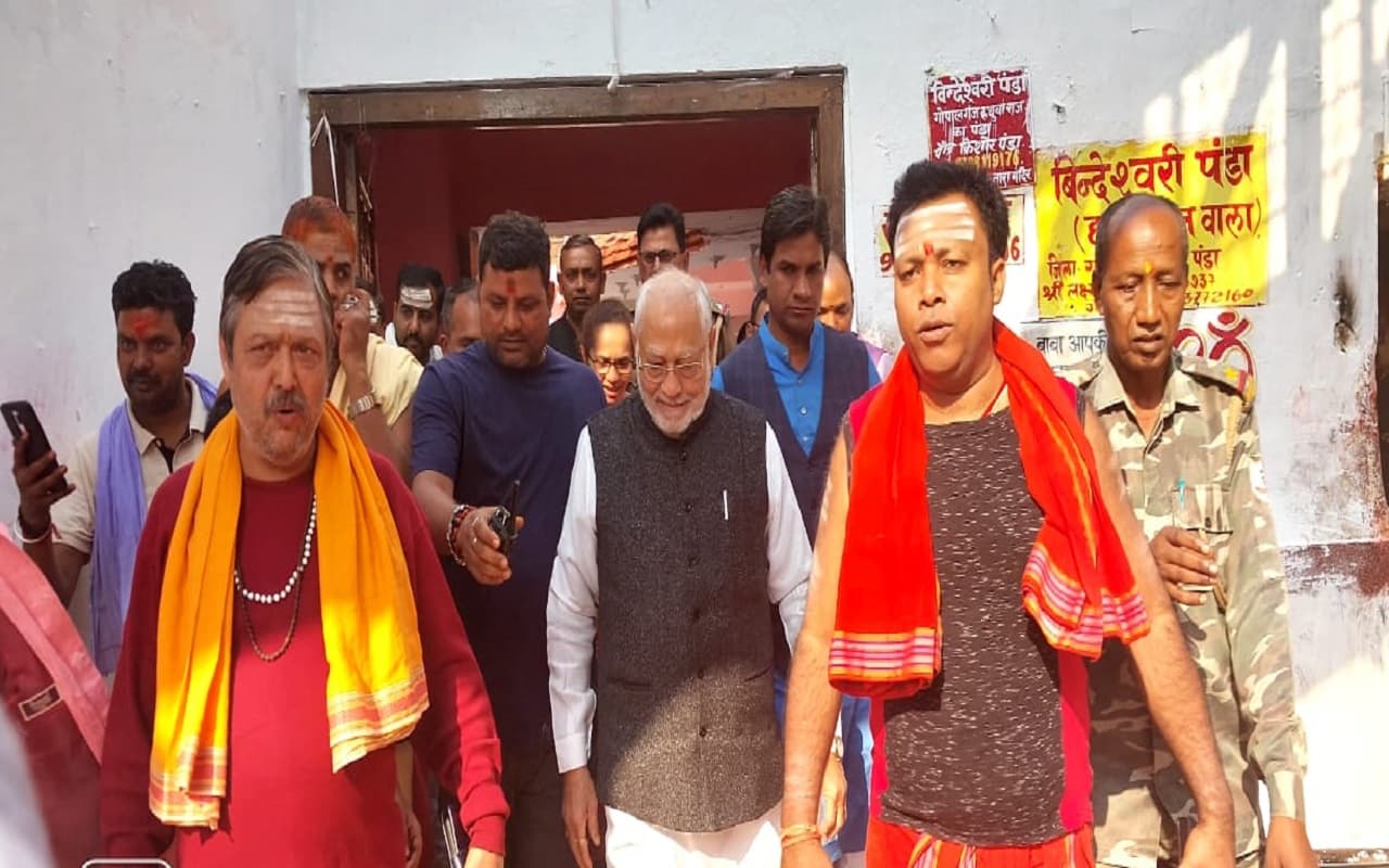 Jharkhand News: PM नरेंद्र मोदी के भाई प्रह्लाद मोदी पहुंचे देवघर बाबा मंदिर, देश की समृद्धि की कामना की