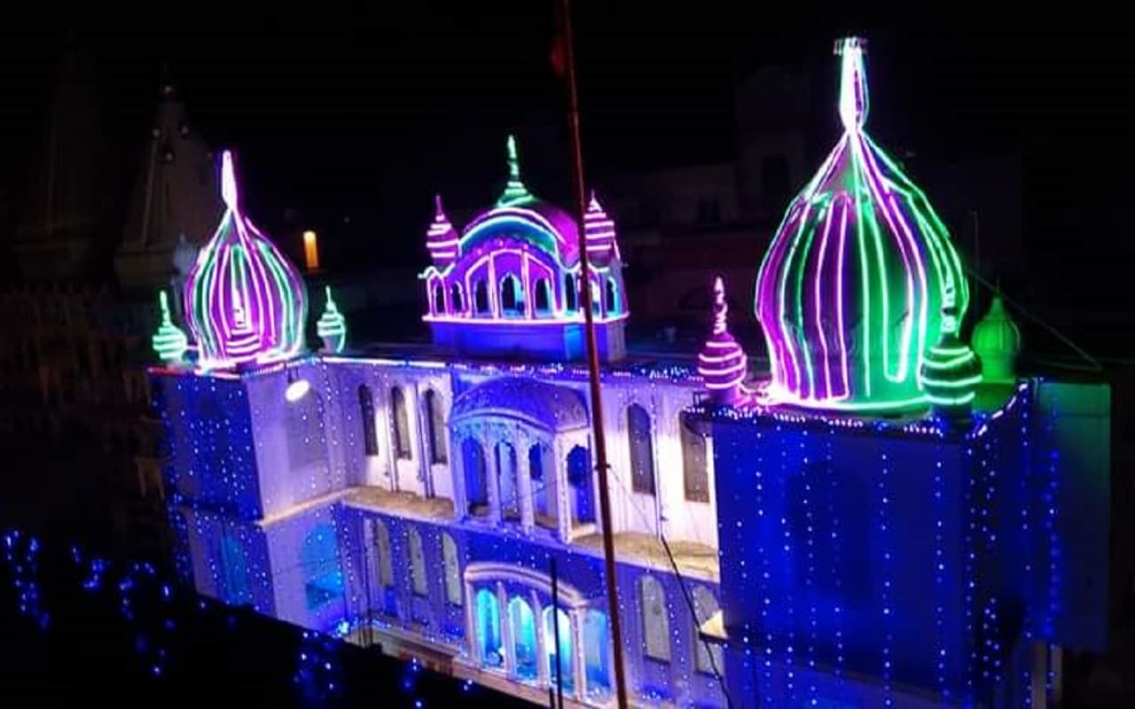 Guru Nanak Jayanti 2022: рдкреНрд░рдХрд╛рд╢ рдкрд░реНрд╡ рдкрд░ рдЧреБрд░реБрджреНрд╡рд╛рд░рд╛ рд╕рд╛рд╣рд┐рдм рдореЗрдВ рд╕рдЬрд╛ рд╡рд┐рд╢реЗрд╖ рджреАрд╡рд╛рди, рд╢рдмрдж рдЧрд╛рдпрди рд╕реЗ рд╣реБрдИ рд╢реБрд░реБрдЖрдд