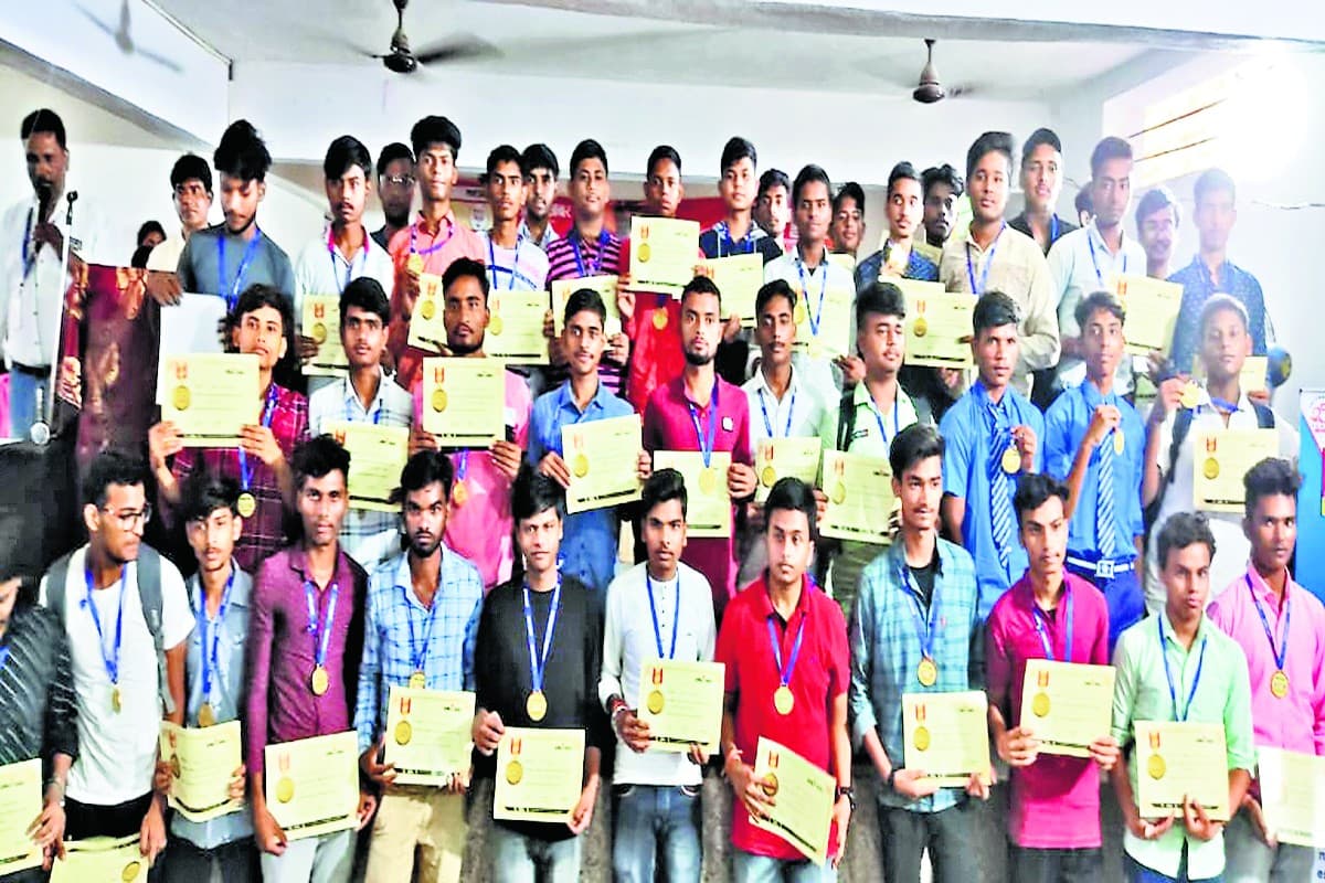 Prabhat Khabar Pratibha Samman: मधुपुर में प्रभात खबर सम्मान समारोह, जानें कितने मेधावी हुए सम्मानित