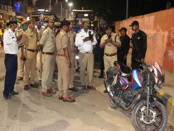 ट्रैफिक नियमों की धज्जियां उड़ाने वाले पुलिसकर्मी हो जाएं अलर्ट, प्रयागराज में दरोगा की बाइक का कटा चालान ट्रैफिक नियमों की धज्जियां उड़ाने वाले पुलिसकर्मी हो जाएं अलर्ट, प्रयागराज में दरोगा की बाइक का कटा चालान