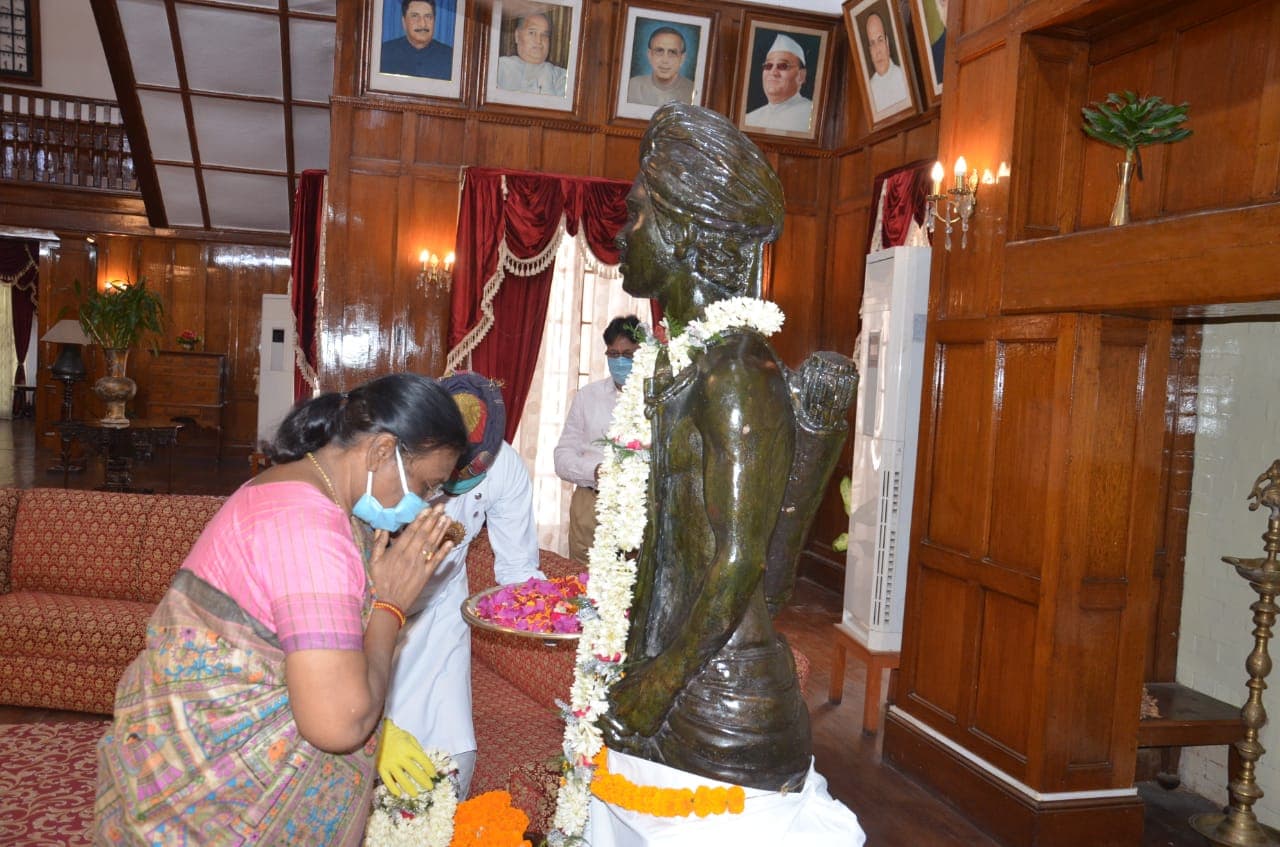 राज्यपाल द्रौपदी मुर्मू और मुख्यमंत्री हेमंत सोरेन ने भगवान बिरसा को किया याद राज्यपाल द्रौपदी मुर्मू और मुख्यमंत्री हेमंत सोरेन ने भगवान बिरसा को किया याद