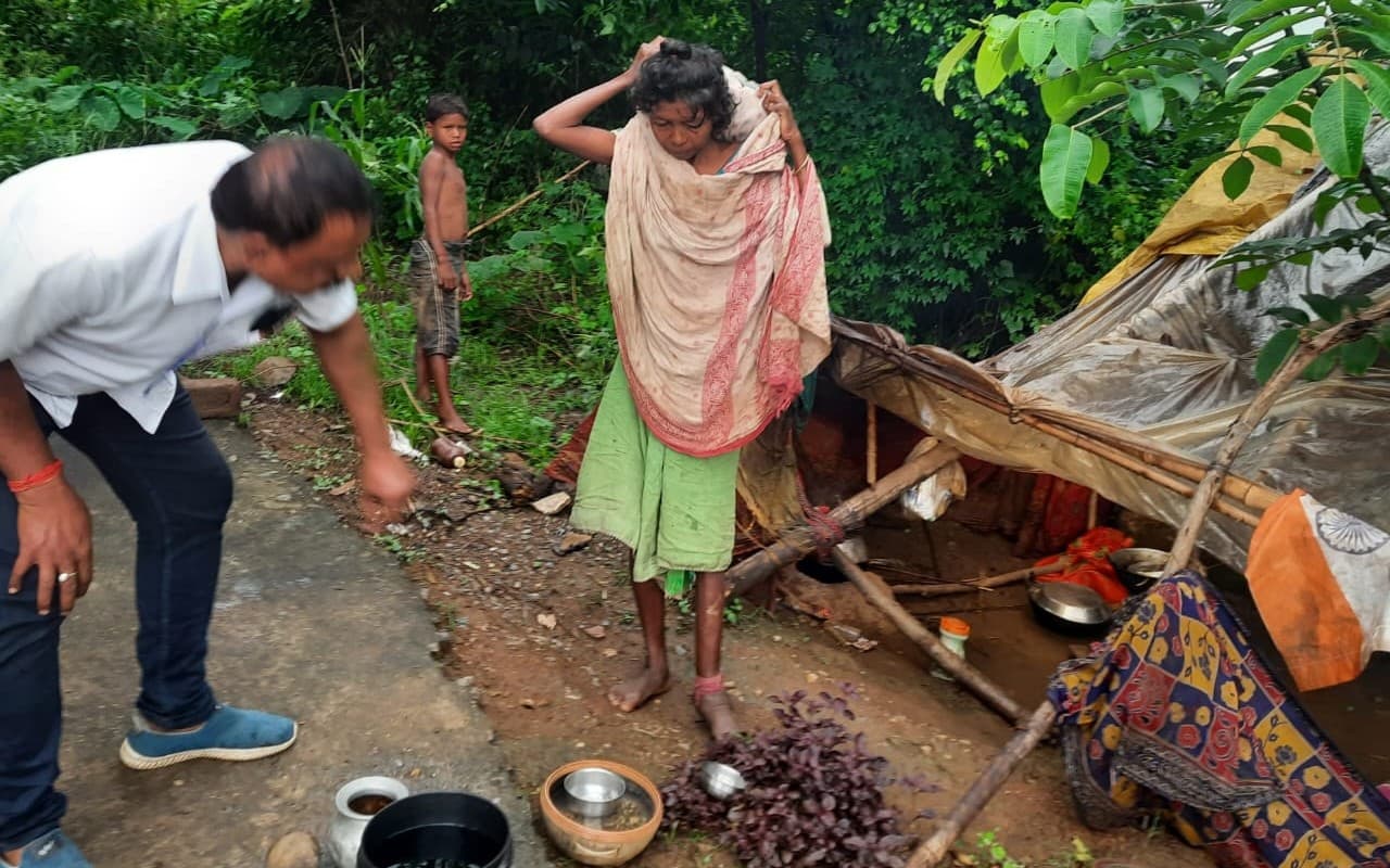 Jharkhand Primitive Tribe News: चावल-नमक के सहारे जीने को मजबूर सबर आदिम जनजाति, नहीं मिलती पेंशन