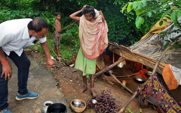 Jharkhand Primitive Tribe News: चावल-नमक के सहारे जीने को मजबूर सबर आदिम जनजाति, नहीं मिलती पेंशन